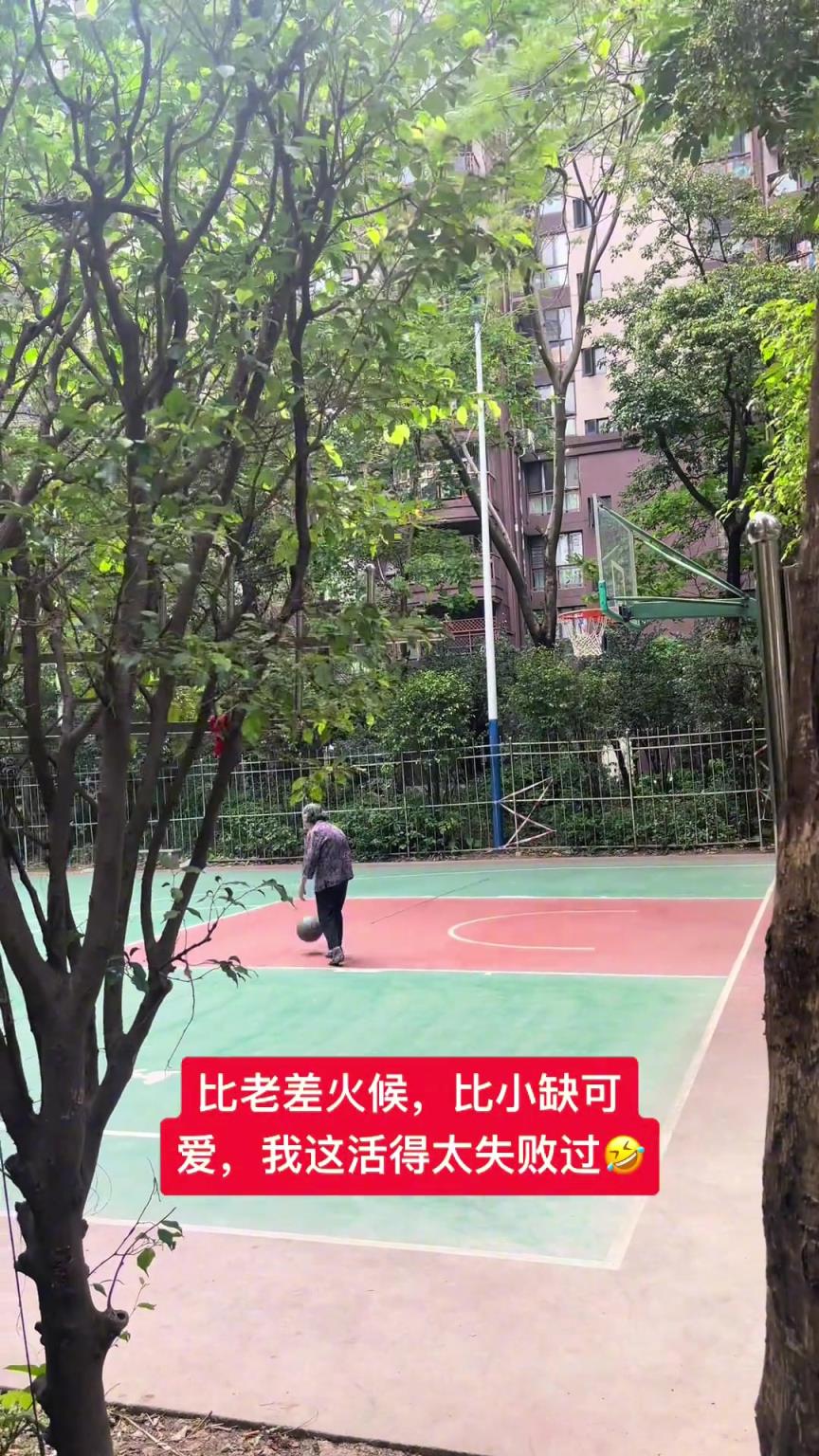 這阿婆單手一投一個(gè)準(zhǔn)，姜還是老的辣