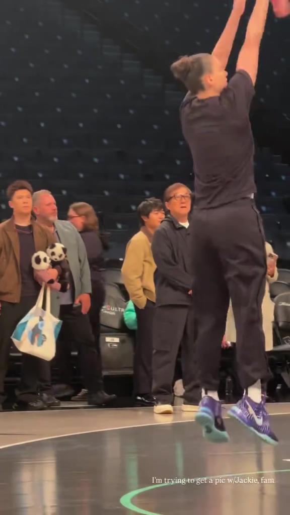 71歲成龍現(xiàn)身巴克萊中心看女籃比賽：她們投籃怎么那么準(zhǔn)?。?！