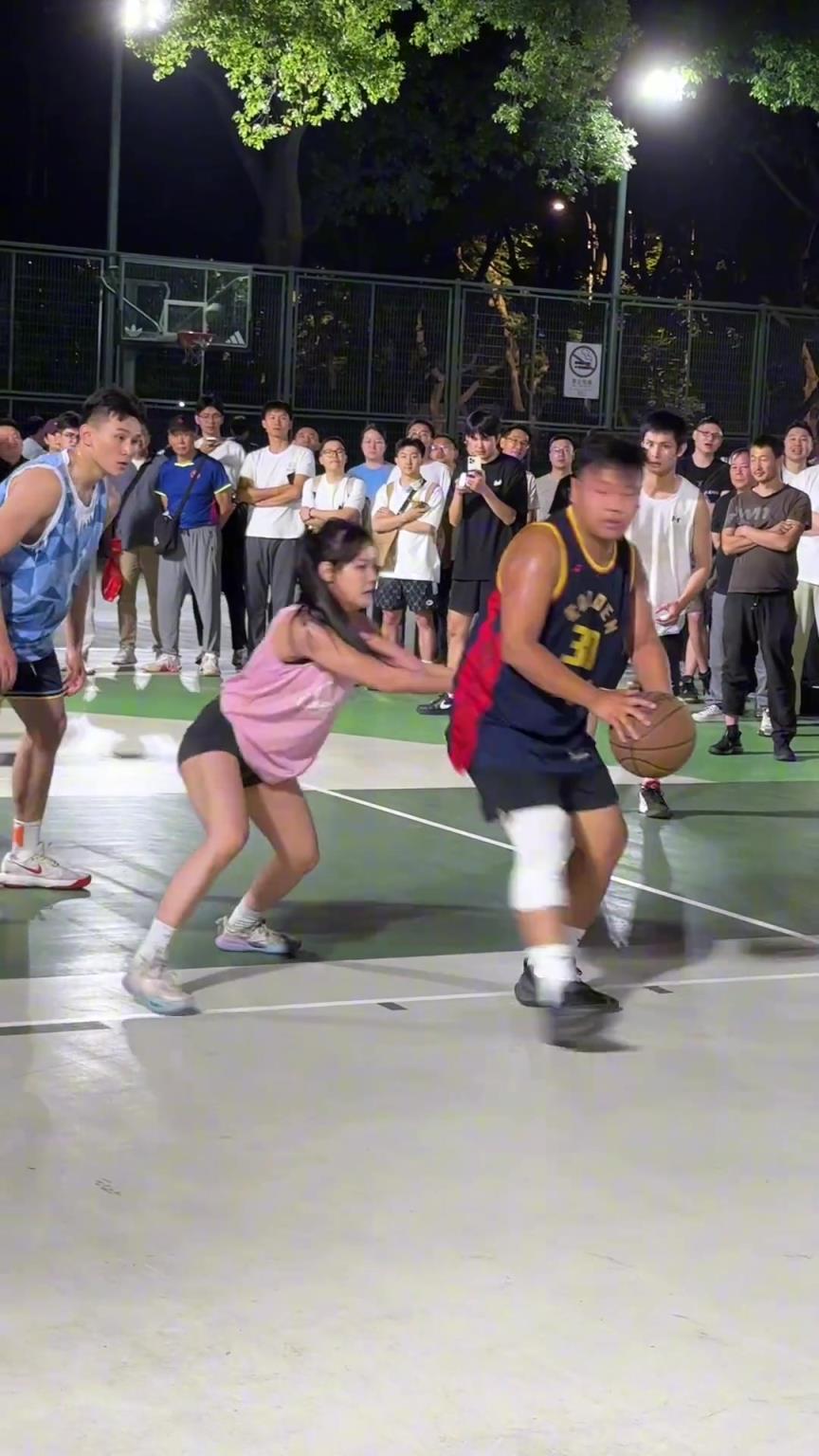 這哥們看見防自己的是女生，一個勁背打，球也不傳了